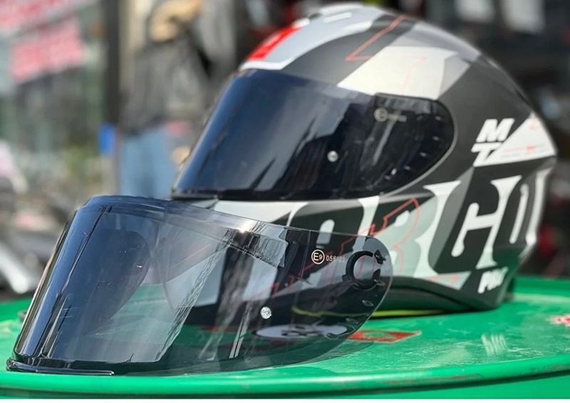 Mt V14 Targo Kask Camı (siyah)